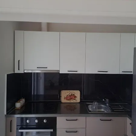 κοντά στην πόλη και στην θάλασσα * Vlorë